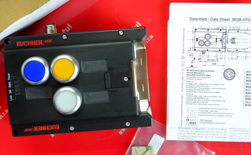Euchner 110545 安士能锁止模块 MGB-L2-APA-AA6A1-S3-L-110545，电磁力锁止，配有3个按钮，包含标签载体，用于授权开关的M12接插头